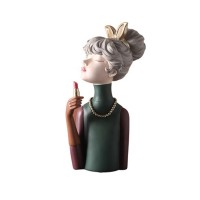 Статуэтка  &quot;Девушка с помадой&quot; 