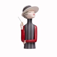 Статуэтка  &quot;Девушка с сигарой&quot; 